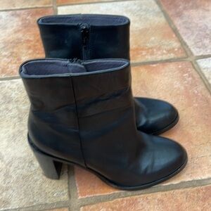 Seychelles leather zip heeled bootie black size 8